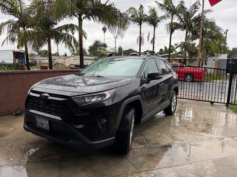 Used 2020 Toyota RAV4 XLE Premium image 12