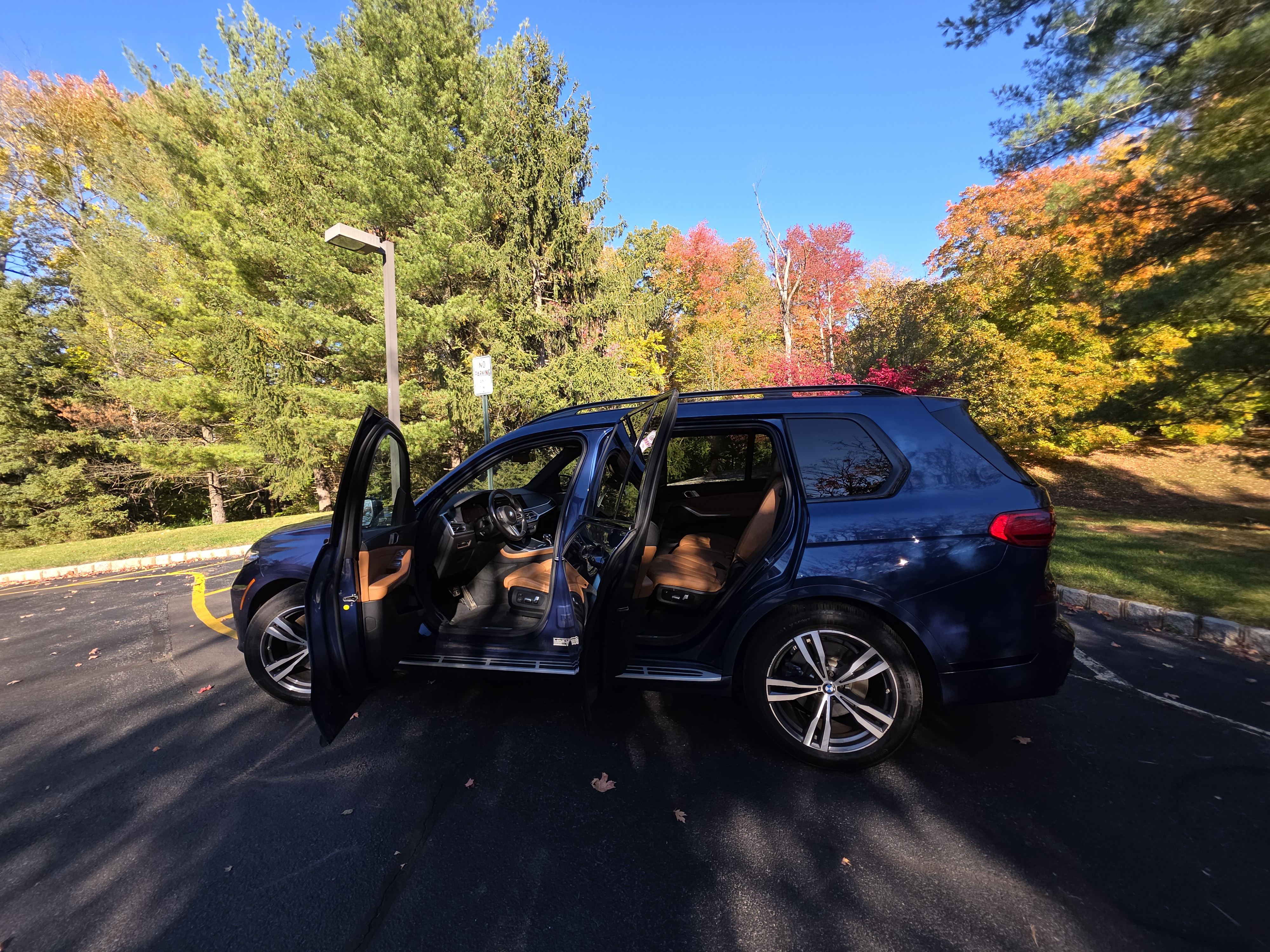 Used 2022 BMW X7 xDrive40i w/ M Sport Package AWD/4WD image 16