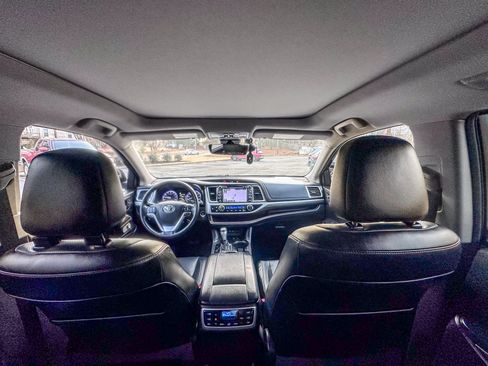 Used 2017 Toyota Highlander Limited Platinum image 16