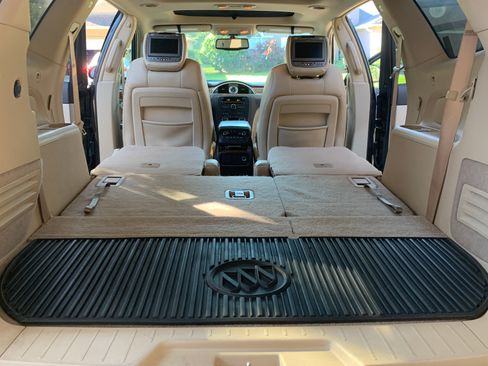 Used 2010 Buick Enclave CXL image 18