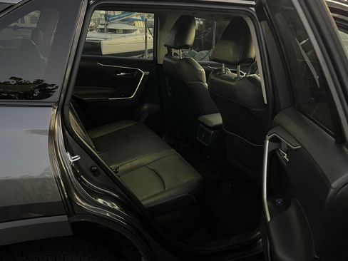 Used 2022 Toyota RAV4 XLE Premium image 8