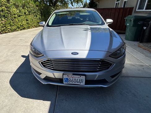 Used 2018 Ford Fusion SE w/ Fusion SE Technology Package FWD image 2