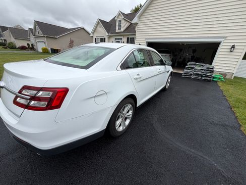Used 2018 Ford Taurus SE FWD image 6