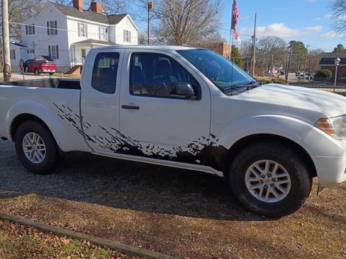 Used 2016 Nissan Frontier SV image 2