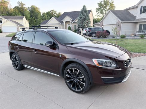 Used 2018 Volvo V60 T5 Cross Country Platinum AWD/4WD image 2
