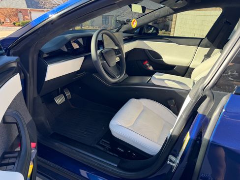 Used 2022 Tesla Model S Plaid image 2