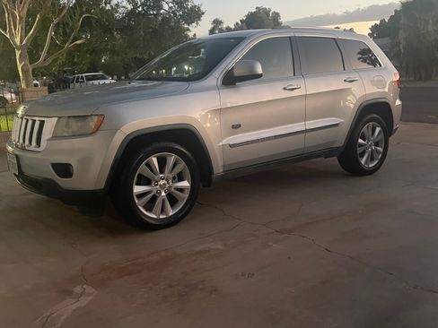 Used 2011 Jeep Grand Cherokee 70th Anniversary RWD image 10