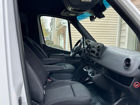 Used 2021 Mercedes-Benz Sprinter 2500 image 10