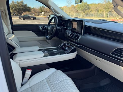 Used 2020 Lincoln Navigator Black Label w/ Cargo Convenience Package image 10