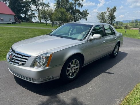 Used 2011 Cadillac DTS Luxury FWD image 4