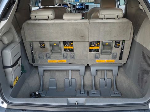 Used 2013 Toyota Sienna XLE w/ Entertainment Pkg image 15