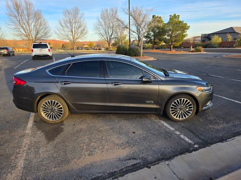 Used 2017 Ford Fusion Energi SE image 2
