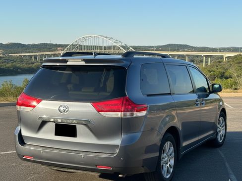 Used 2013 Toyota Sienna Limited image 4