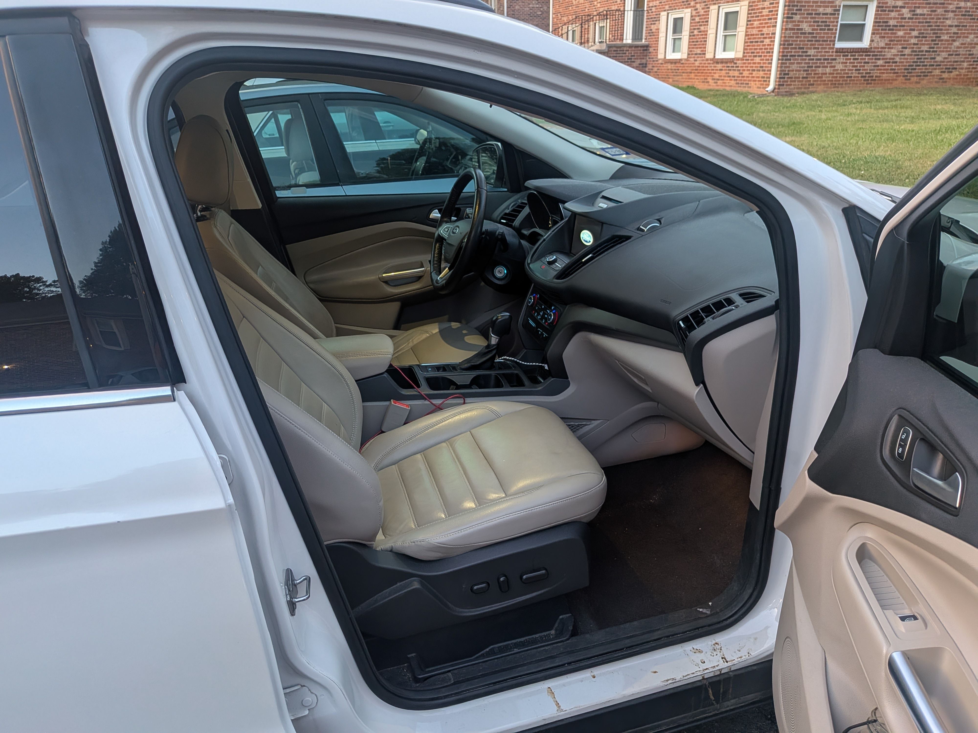 Used 2017 Ford Escape SE w/ SE Leather Comfort Package FWD image 4
