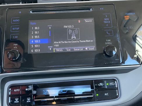 Used 2018 Toyota Corolla XSE image 16