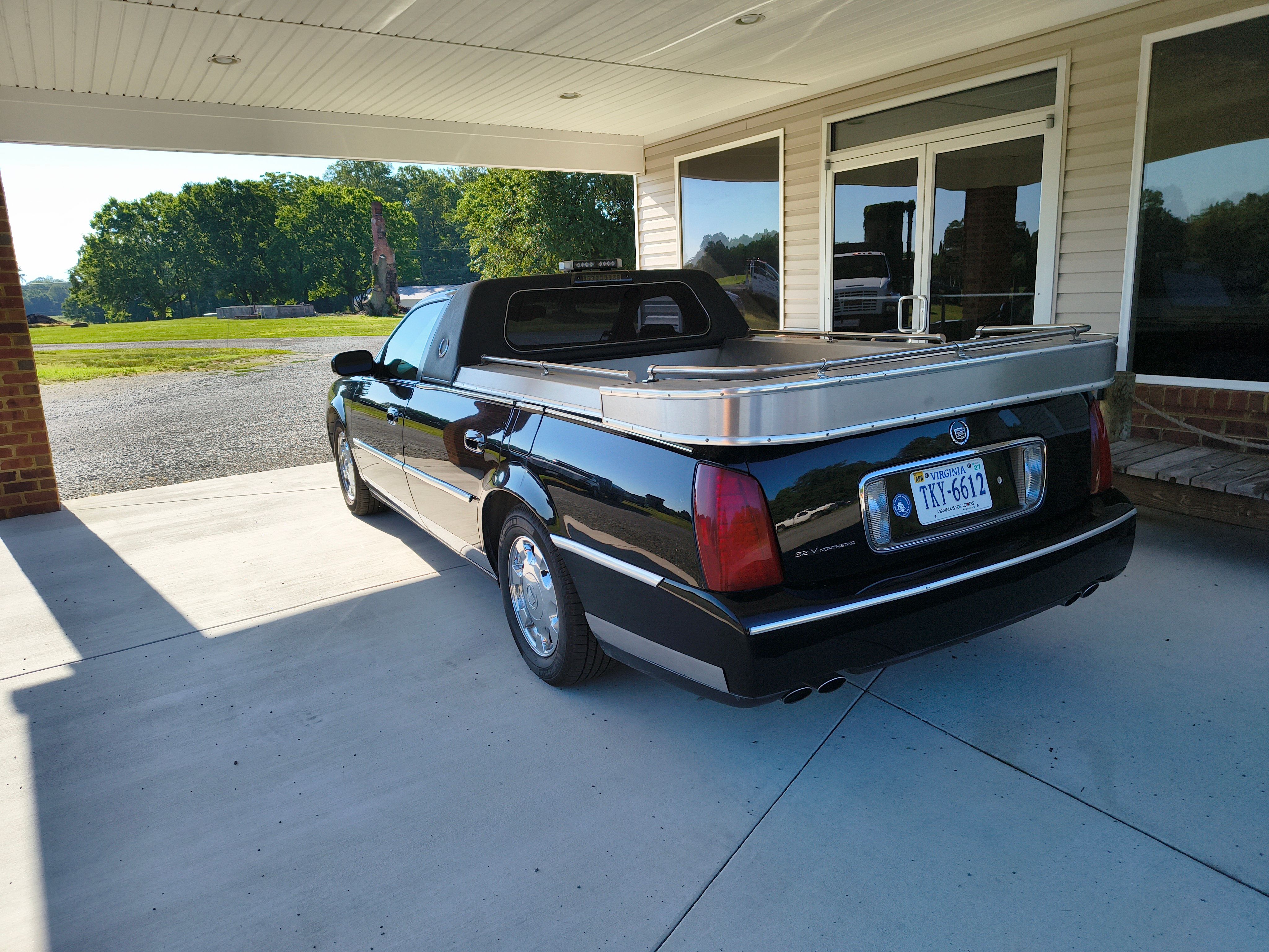 Used 2002 Cadillac De Ville w/ Livery Pkg FWD image 1