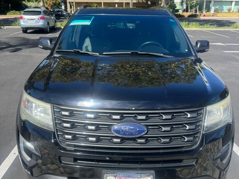 Used 2017 Ford Explorer XLT w/ Equipment Group 202A AWD/4WD image 23