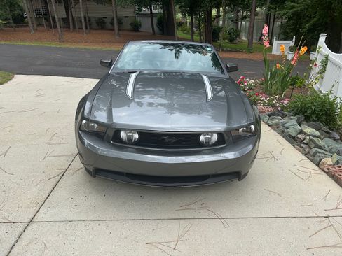 Used 2010 Ford Mustang GT Premium RWD image 2