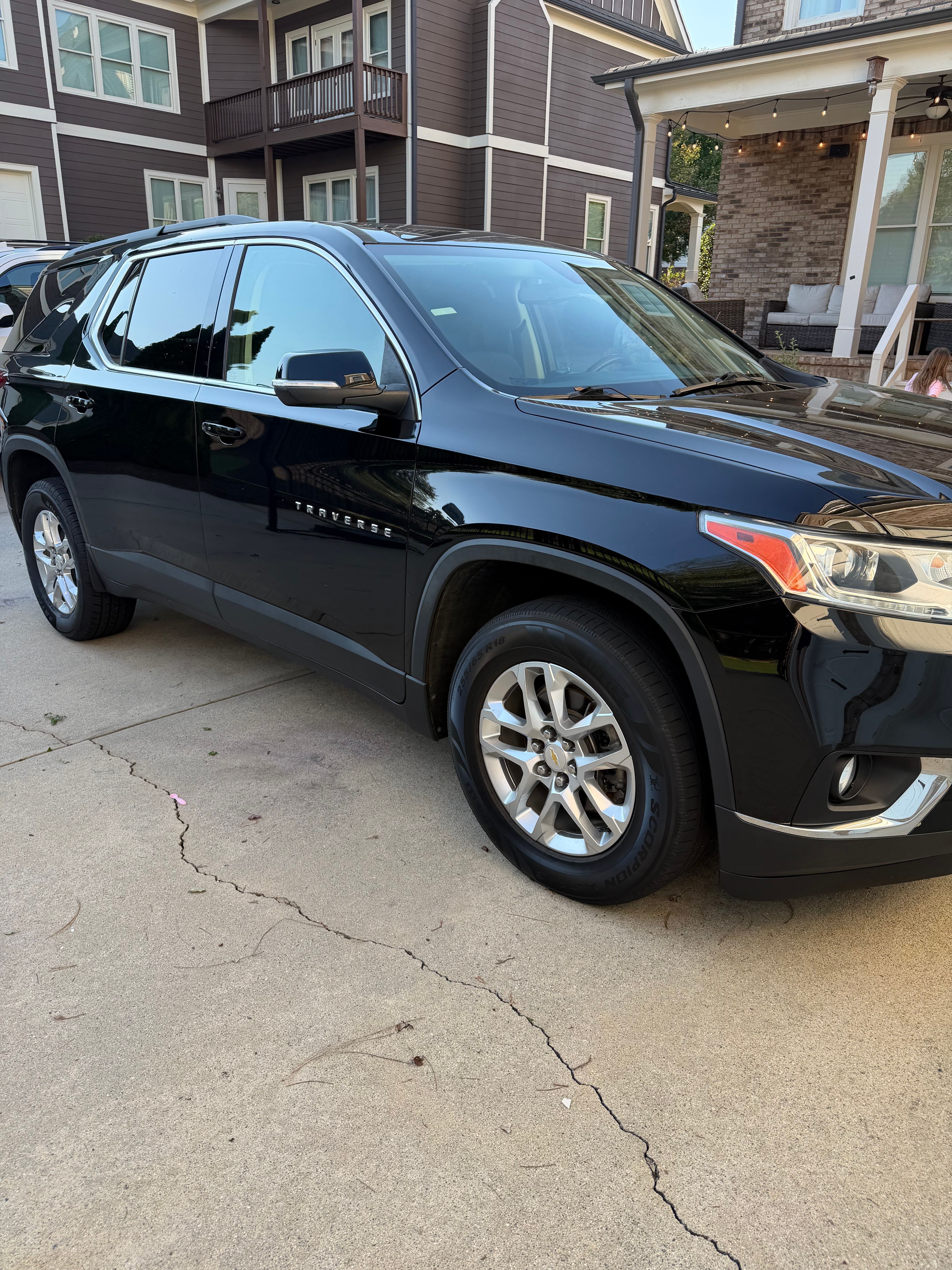 Used 2021 Chevrolet Traverse LT FWD image 1