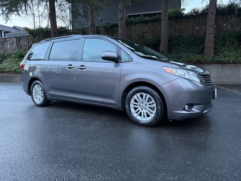Used 2016 Toyota Sienna XLE Premium image 1