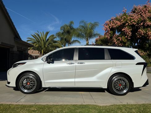 Used 2023 Toyota Sienna XSE image 5