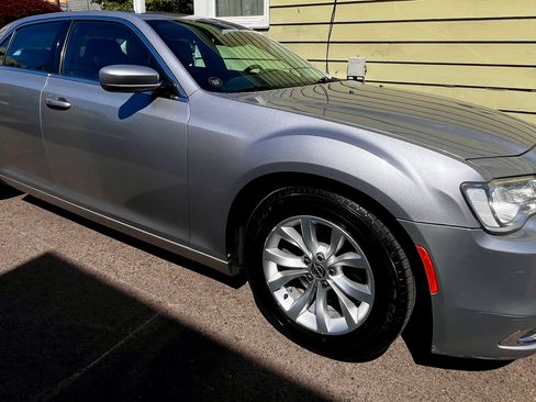 Used 2015 Chrysler 300 Limited RWD image 2