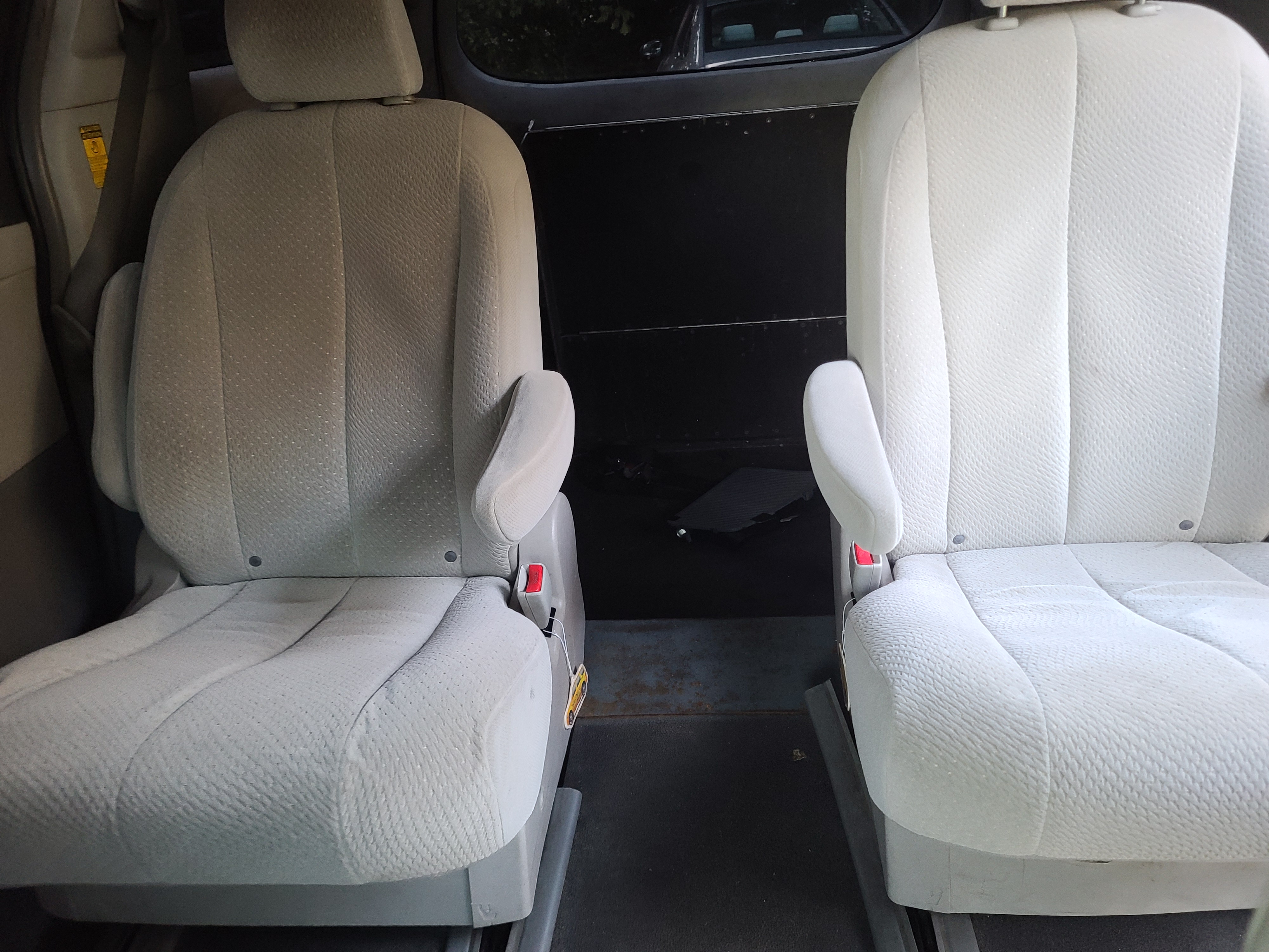 Used 2014 Toyota Sienna L FWD image 15