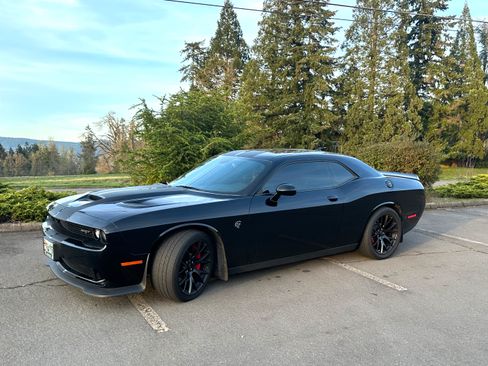 Used 2016 Dodge Challenger SRT Hellcat RWD image 2