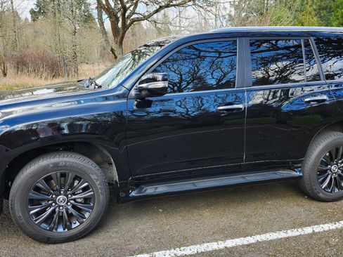 Used 2021 Lexus GX 460 Premium w/ Accessory Package image 2