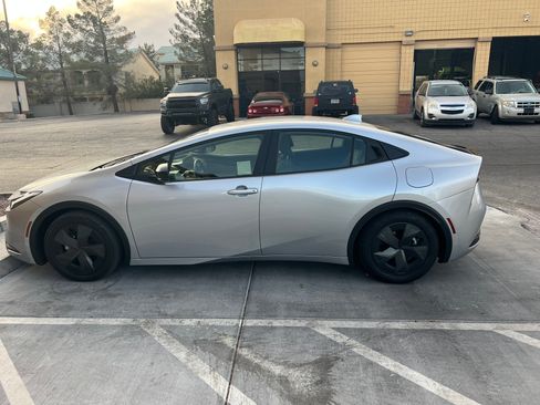 Used 2023 Toyota Prius LE FWD image 10