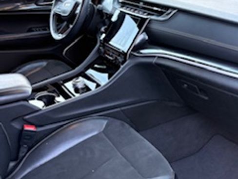 Used 2021 Jeep Grand Cherokee L Laredo image 8