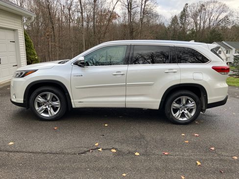 Used 2019 Toyota Highlander Limited Platinum image 1