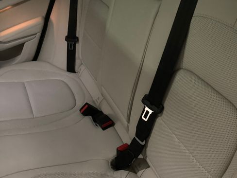 Used 2021 Jaguar XF SE image 8