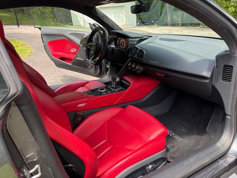 Used 2018 Audi R8 V10 RWD image 16