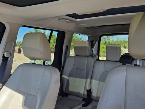Used 2015 Land Rover LR4 HSE image 13