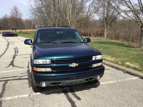 Used 2005 Chevrolet Suburban Z71 w/ Preferred Equipment Group image 2
