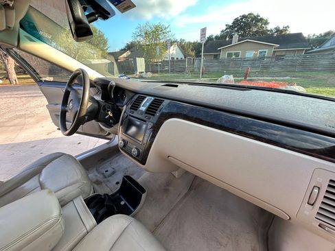 Used 2008 Cadillac DTS image 32