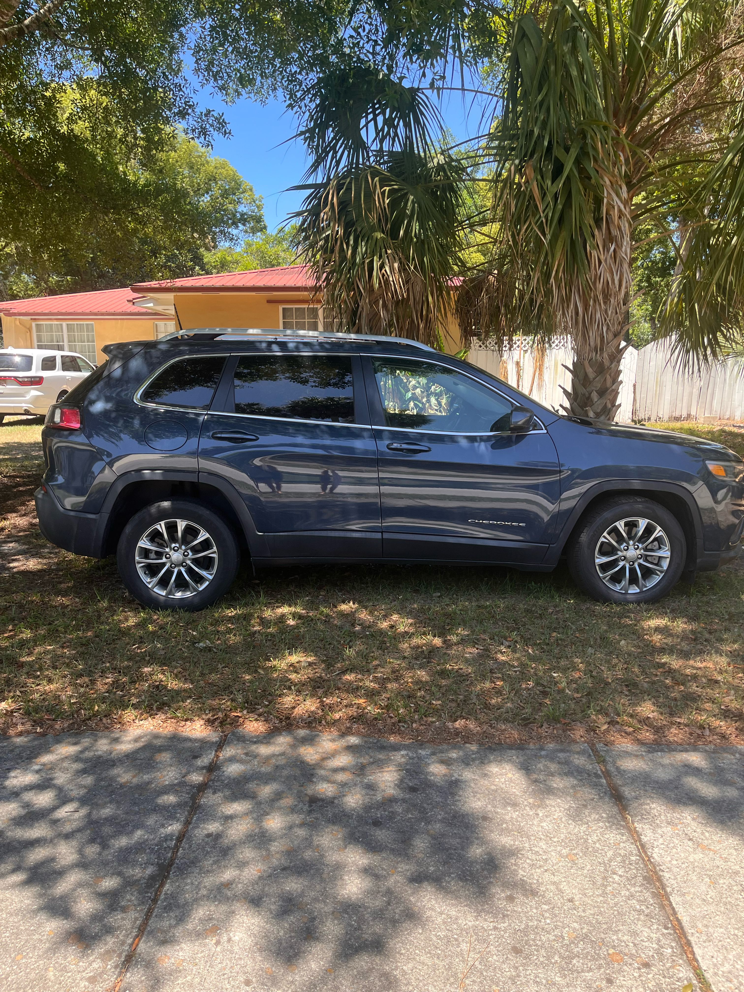 Used 2021 Jeep Cherokee Latitude Plus FWD image 2