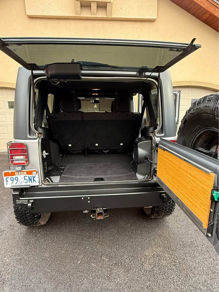 Used 2014 Jeep Wrangler Unlimited Rubicon w/ Connectivity Group AWD/4WD image 12