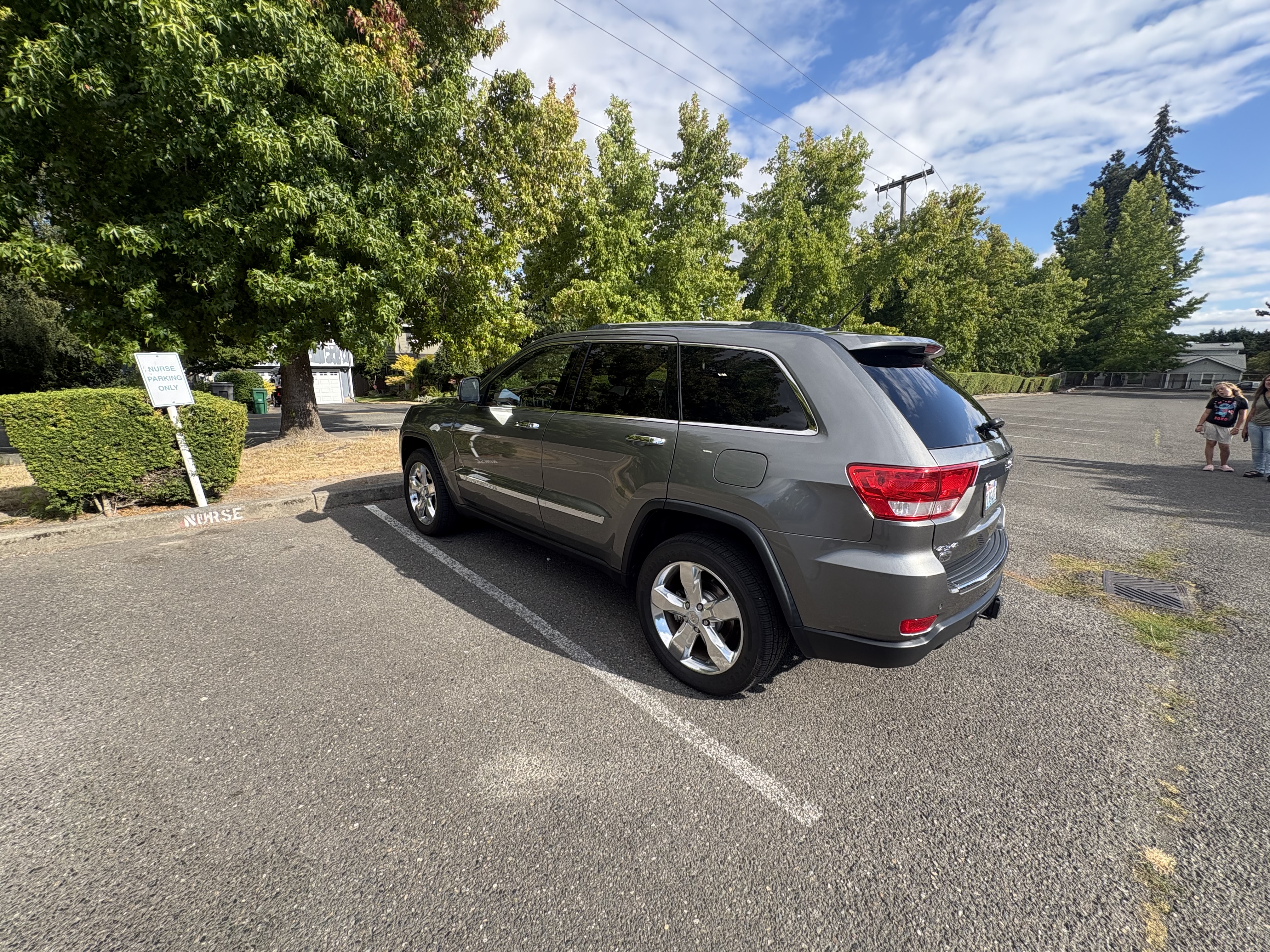 Used 2011 Jeep Grand Cherokee Overland Summit AWD/4WD image 6