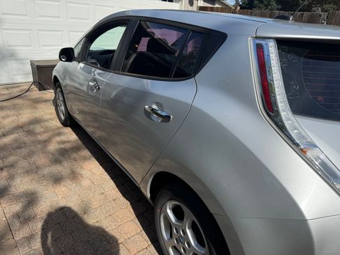 Used 2013 Nissan Leaf SV image 2