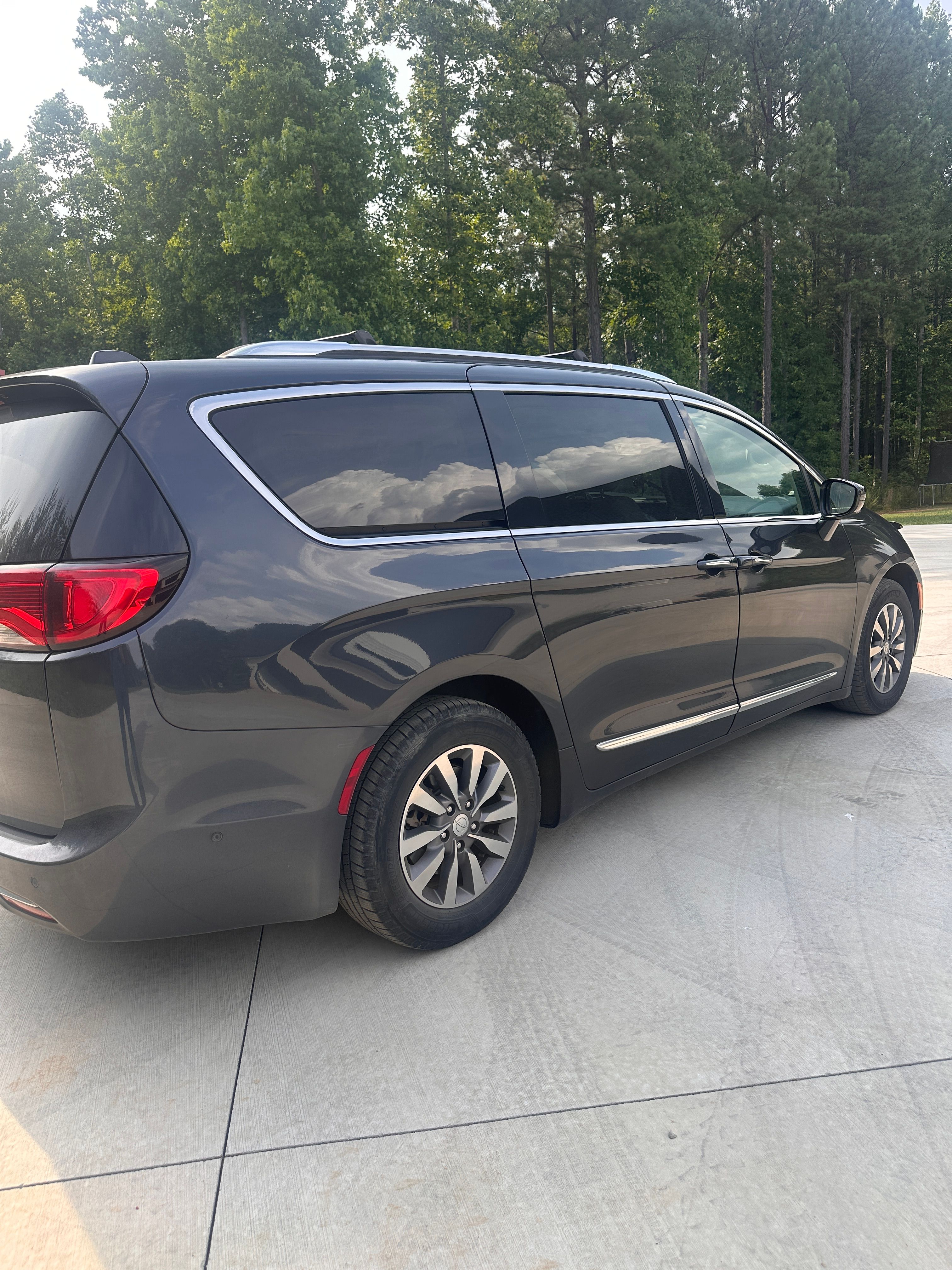 Used 2019 Chrysler Pacifica Touring-L Plus w/ Advanced Safetytec Group FWD image 2