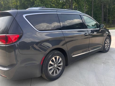 Used 2019 Chrysler Pacifica Touring-L Plus w/ Advanced Safetytec Group FWD image 2