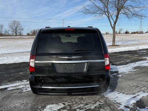 Used 2012 Chrysler Town & Country Touring-L w/ Driver Convenience Group image 9