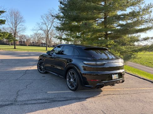 Used 2020 Porsche Cayenne image 2