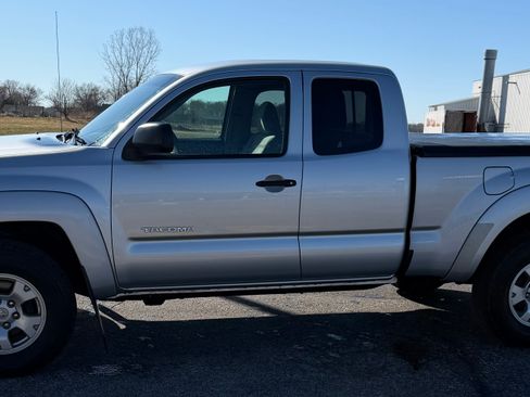 Used 2011 Toyota Tacoma 4x4 Access Cab V6 w/ SR5 Pkg #2 image 4