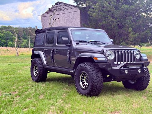 Used 2018 Jeep Wrangler Unlimited Sahara w/ Cold Weather Group AWD/4WD image 11