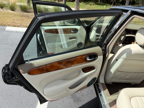 Used 2003 Jaguar XJ8 image 19