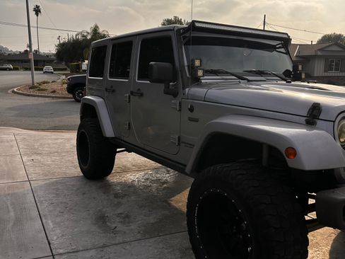 Used 2016 Jeep Wrangler Unlimited Sahara image 5