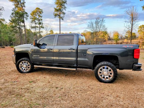 Used 2017 Chevrolet Silverado 2500 LT w/ LT Convenience Package image 4
